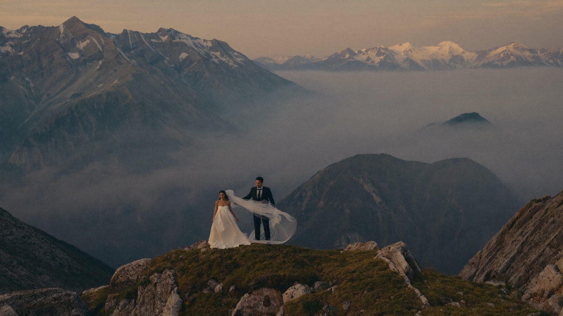 Miri pe o creastă de munte în zori, rochia purtată de vânt